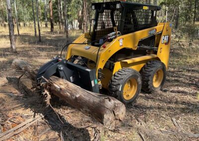 Strong Log Grabber for efficient log stacking